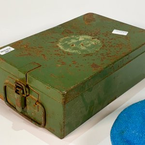 Boina Celeste ONU y Caja Metálica Verde Vintage - imagen 2