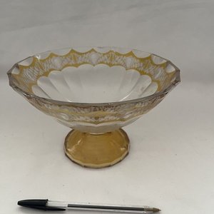 Centro de Mesa de Vidrio Labrado con Detalles Dorados - imagen 10