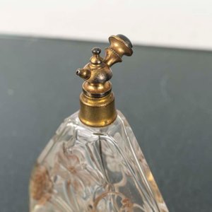 Perfumero de Cristal Tallado con Flores y Detalles Metálicos - imagen 2