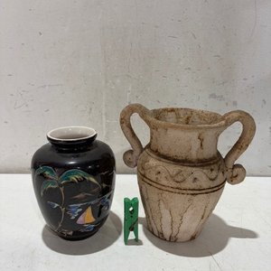 Lote siguiente: Florero Chino Negro y Jarrón de Cerámica con Asas