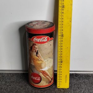 Lata Grande Coca-Cola Vintage con Imagen de Mujer - imagen 2