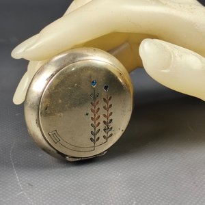 Antiguo Relicario Metálico con Diseño de Hojas y Piedras Azules - imagen 6
