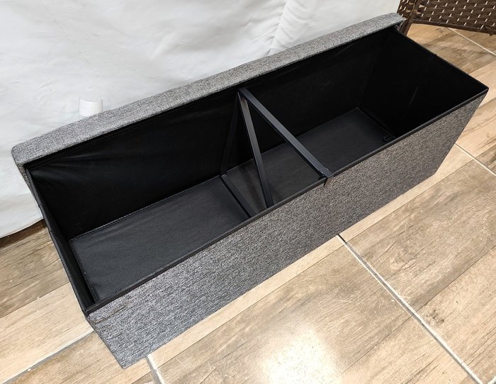 Baúl capitoneado tapizado en tela gris con estructura metálica - imagen 4