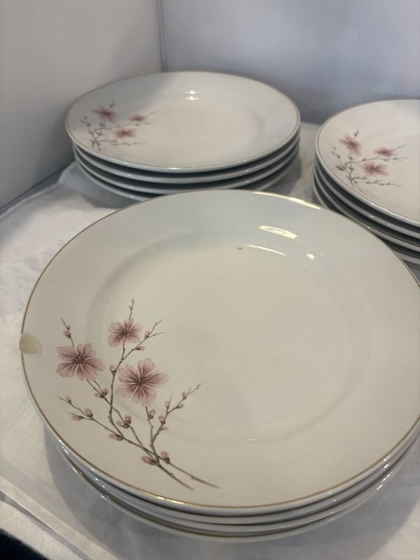 Platos de porcelana marca Olmos con flores rosadas - imagen 2