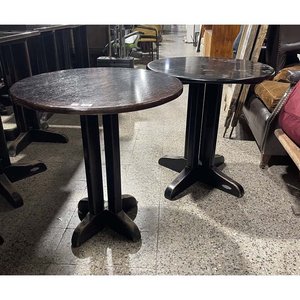 Lote siguiente: Par de Mesas de Bar Redondas de Madera Delfino Álvarez