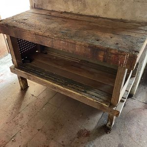 Lote siguiente: Mesa de Trabajo Antigua de Madera Rústica