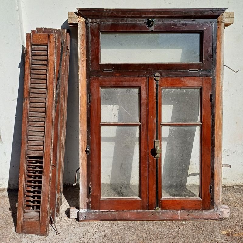 Lote siguiente: Ventana con dos hojas batientes y marco de pinotea para venta
