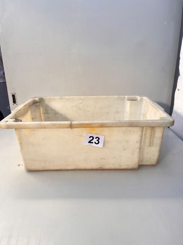 Contenedor plástico con etiqueta '23' - imagen 1