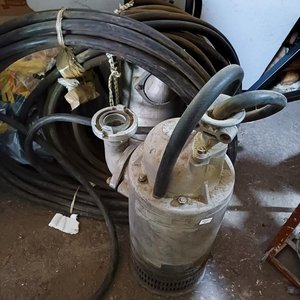 2 Bombas de Agua: Sumergible Trifásica y con Protector Metálico - imagen 1