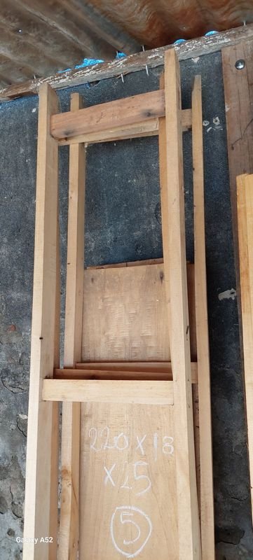 Estantería en madera con escalera y tablones - imagen 3