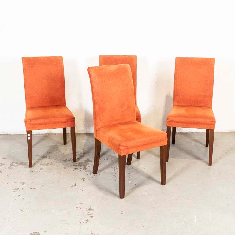 Lote anterior: Sillas tapizadas en pana con patas de madera