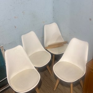 Lote siguiente: Juego de 4 Sillas Blancas con Patas de Madera