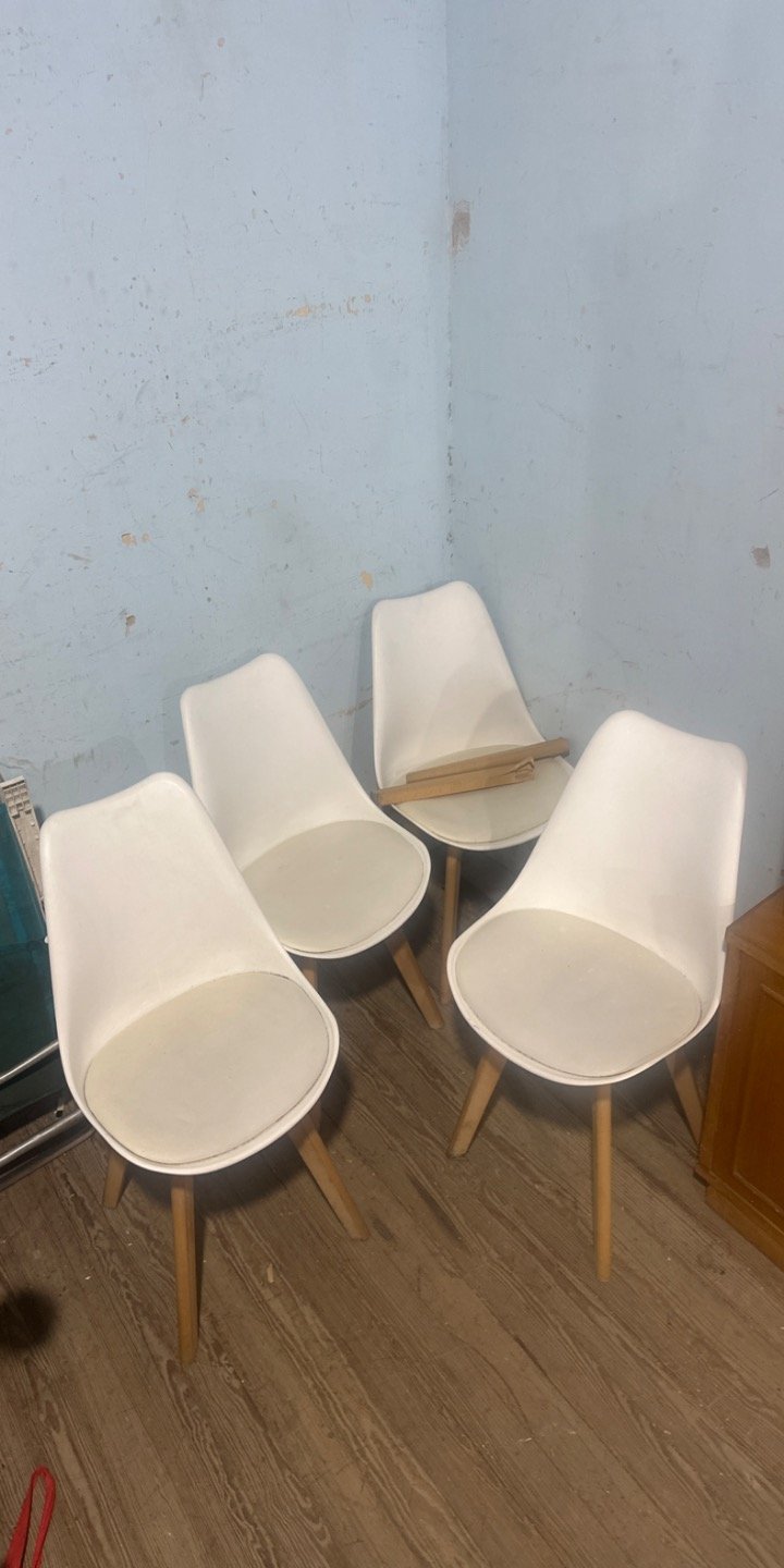 Juego de 4 Sillas Blancas con Patas de Madera