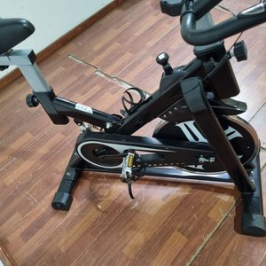 L 502 - Moderna bicicleta de spinning con estructura de hierro y volante de inercia cromado (Medidas 48x101x95cm) - Funciona - imagen 5