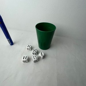 Juego de Generala con Cubilete Plástico y 5 Dados - imagen 2