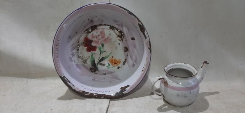 Caja antigua con botellas y jarra de porcelana - imagen 3