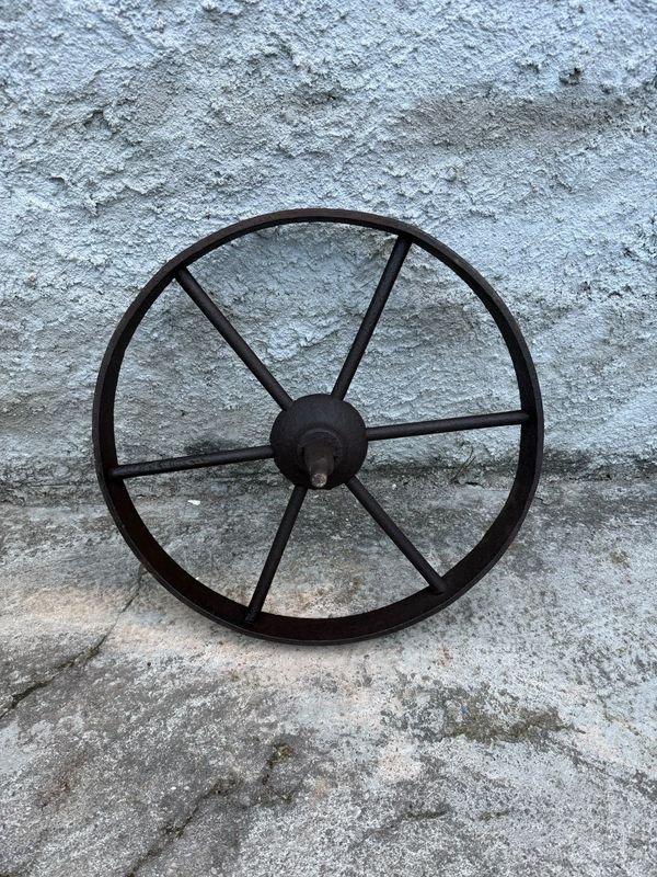 Rueda Antigua de Hierro Macizo con Rayos