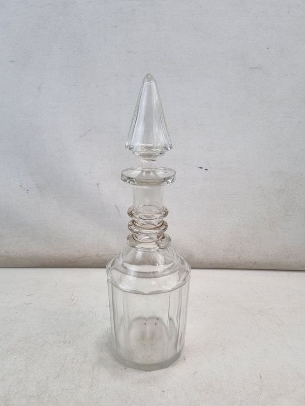 Licorera de Cristal Transparente con Tallas y Tapón Facetado