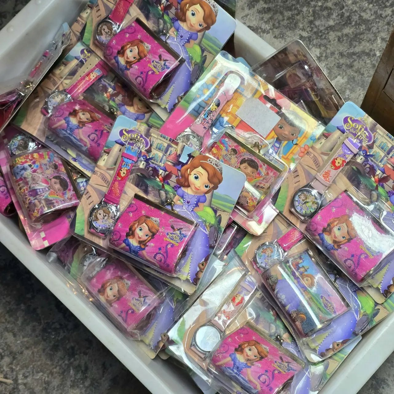 Lote siguiente: Set de monedero y reloj infantil con personajes temáticos