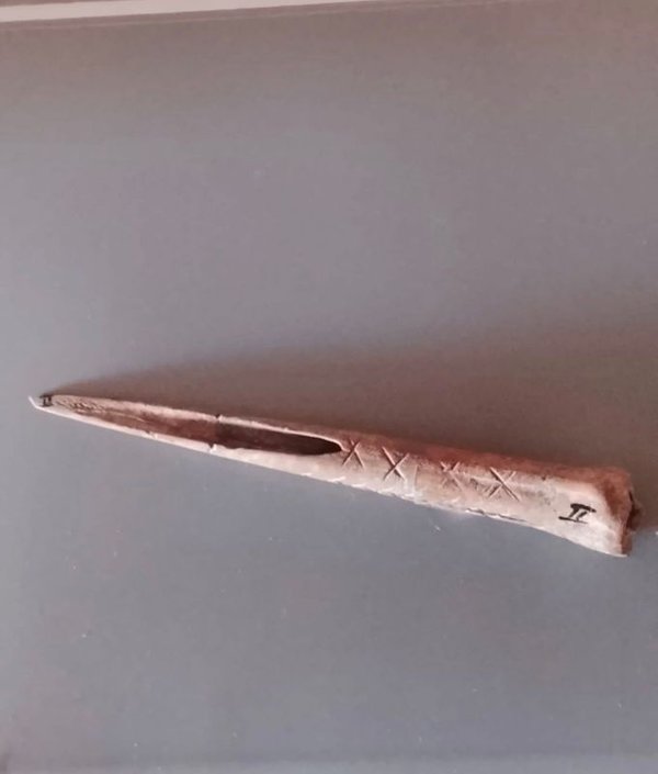 Punzón Indígena para Coser Cuero - Pieza Única Decorada - imagen 1