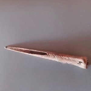 Lote siguiente: Punzón Indígena para Coser Cuero - Pieza Única Decorada