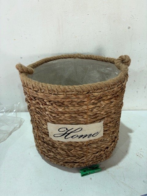Canasto de Yute con Inscripción "Home"