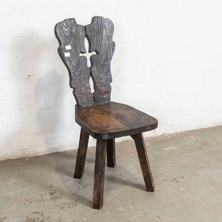 Silla Rústica de Paraíso con Detalles de Madera y Polillas