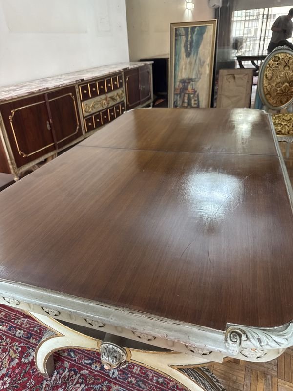 Excepcional juego de comedor estilo Francés con mesa extendible y 6 sillas tapizadas en Brocato - imagen 16
