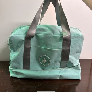 Lote anterior: Bolso de Viaje Aqua con Detalles Grises