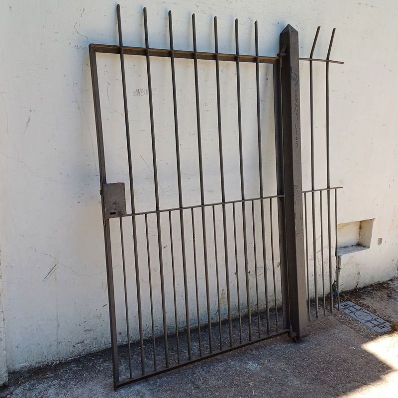 Puerta de reja en varilla de 16mm y 10mm, con parante y tramo fijo - imagen 2