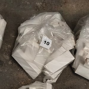 Lote de 24 Cajas de Bisagras Metálicas Negras con Tornillos - imagen 4
