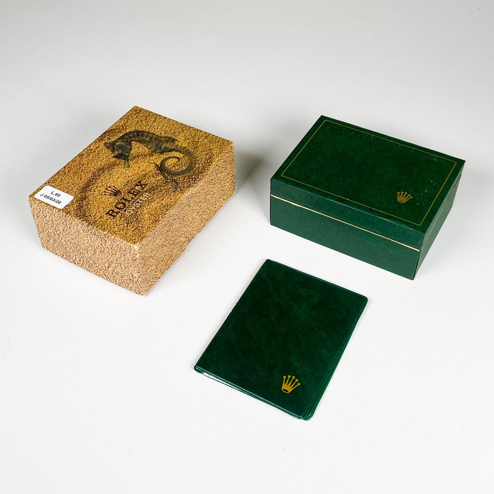 Lote siguiente: Caja de reloj Rolex con catálogo