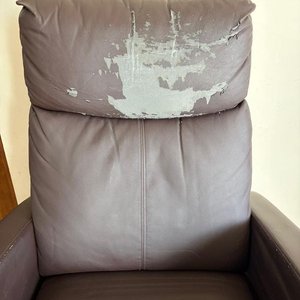 Poltrona Reclinable de Cuero Marrón con Base de Madera - imagen 5