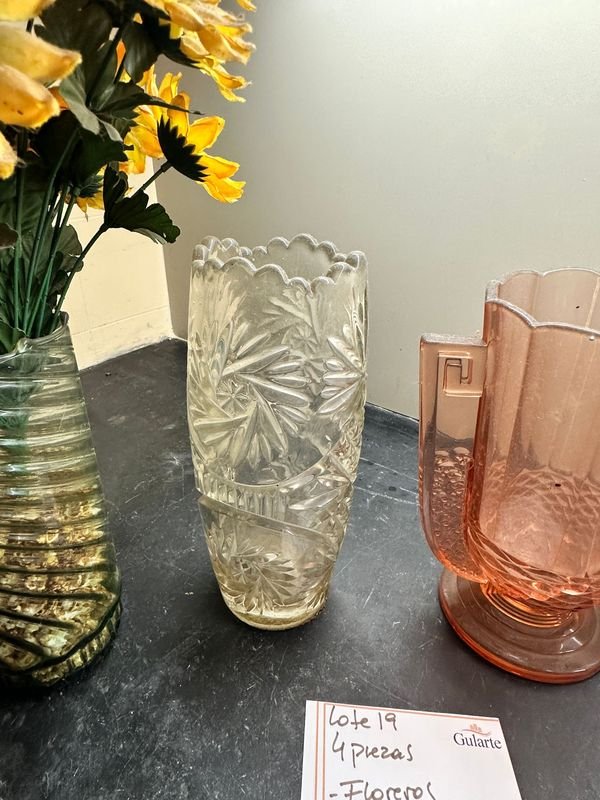 Colección de Floreros de Vidrio con Flores Coloridas - imagen 13