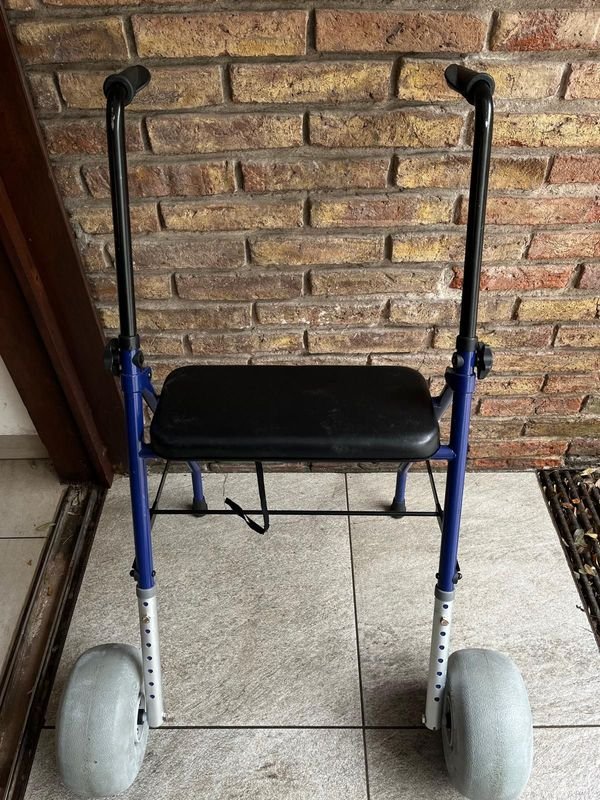 Andador Ortopédico Plegable con Asiento y Ruedas Grandes