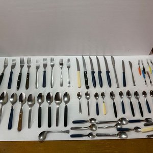 Lote de Cubiertos Metálicos y Cubierteros de Plástico - imagen 1