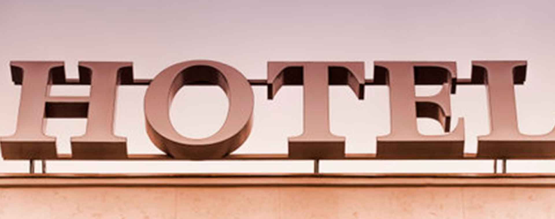 ¡Liquidación de mobiliario de hotel! - Escritorios, sofás y electrodomésticos en venta - imagen 1