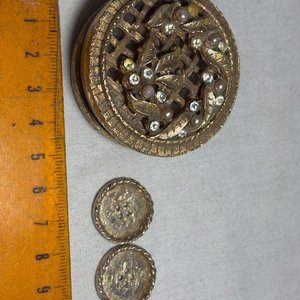 Lote de Piezas y Accesorios de Bronce y Latón: Monedas, Medallas y Más - imagen 6