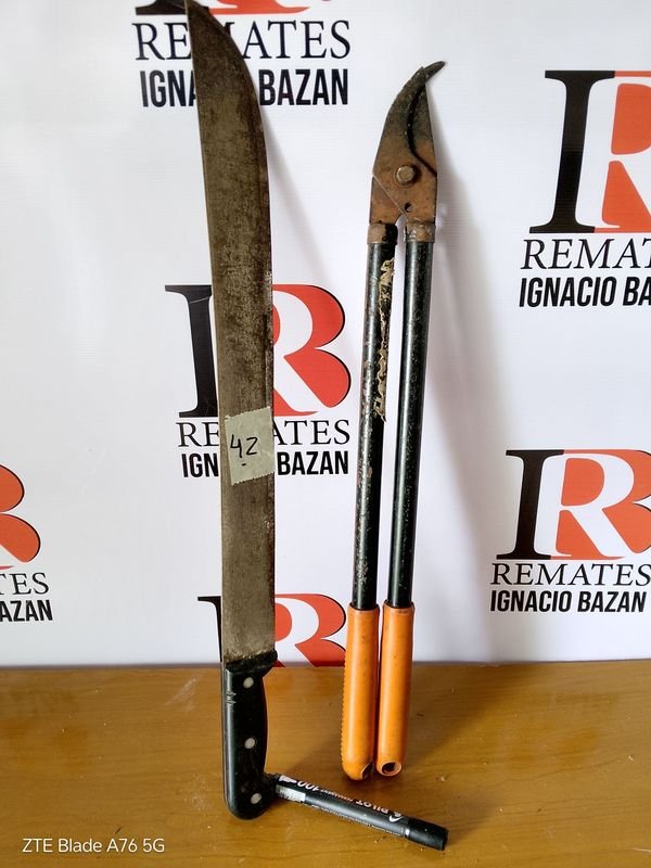 Lote siguiente: Machete y pinza para trabajo