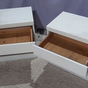 Juego de 2 Mesas de Luz Blancas de Madera con Cajón y Estante - imagen 3