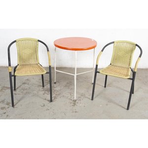 Lote siguiente: Juego de Mesa Redonda Naranja con Dos Sillones de PVC y Metal