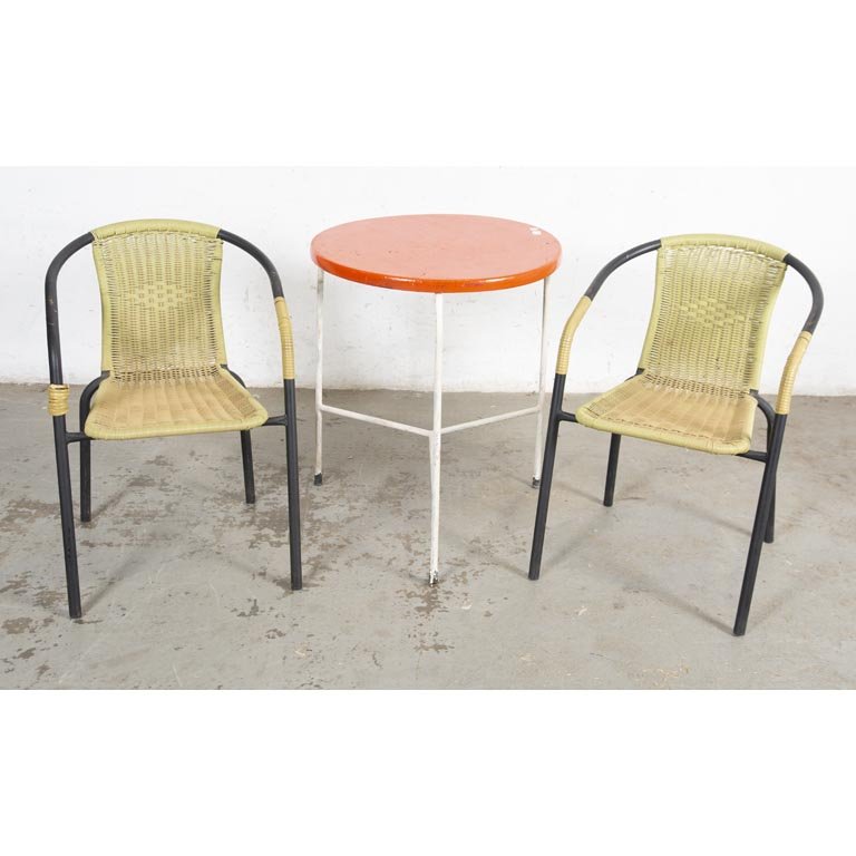 Juego de Mesa Redonda Naranja con Dos Sillones de PVC y Metal