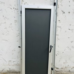Lote siguiente: Lote #079 – Puerta de aluminio y madera con marco – 67×153