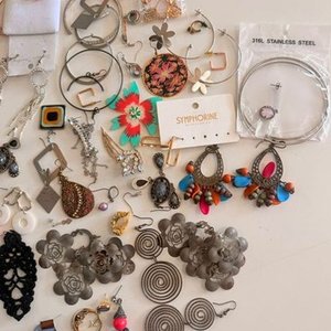 Lote de Bijouterie: Aros y Colgantes Variados - imagen 2