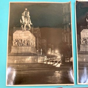Lote de 3 fotos antiguas: Monumento ecuestre y edificios de Montevideo de noche - imagen 3
