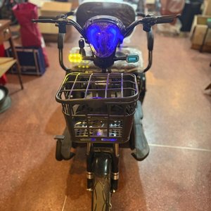 Triciclo Eléctrico Negro con Canasto Frontal y Trasero - imagen 4