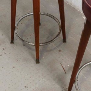 Par de Taburetes Altos Estilo Americano Tapizados en Cuerina Roja - imagen 3