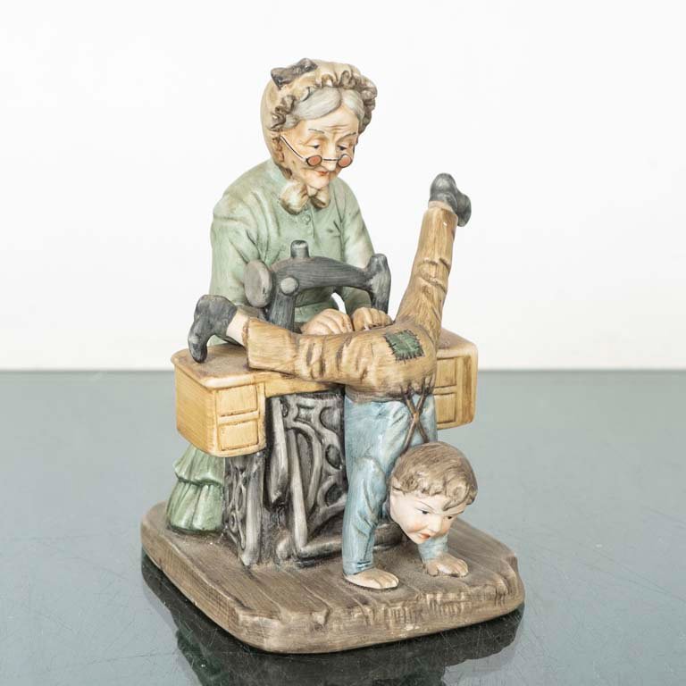 Figura de Porcelana "Abuela y Nieto" Lefton - 12x13x12 cm
