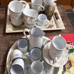 Lote siguiente: Juego de Loza Blanca con Detalles Azules y Dorados