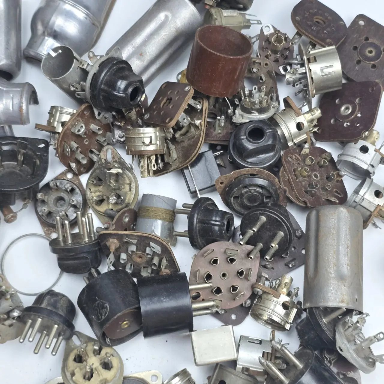 Item lote-39-zocalos-varios-para-valvulas - Image 0